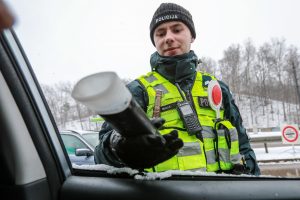 Vairuotojai policijos akiratyje – iki pat pat Naujųjų: tikrins, ar negeria