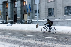 Kelininkai: dėl snygio, plikledžio vakarų Lietuvoje – sudėtingos eismo sąlygos