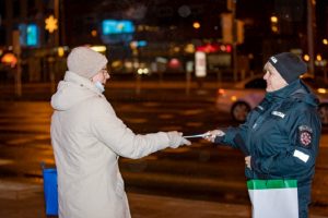 Pareigūnai klaipėdiečiams dalijo atšvaitus ir priminė, kad juos segėti – itin svarbu