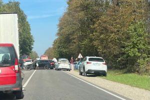 Pakaunėje neprasilenkė 3 automobiliai: panašu, kad sukeltų spūsčių kaltininkas kažkur labai skubėjo