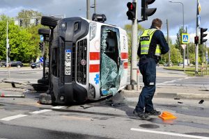 Stipri avarija Kaune: į iškvietimą vykusių medikų automobilis – ant šono ir išdužusiais stiklais