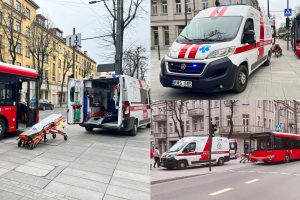 Per plauką nuo tragedijos: apie nualpusią autobuso keleivę sužinota tik kilus avarinei situacijai?