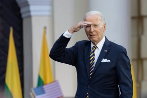 J. Bidenas pasirašė finansavimo įstatymą, užkirsdamas kelią vyriausybės uždarymui