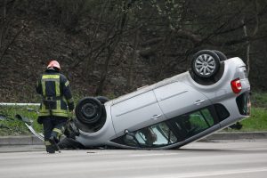 Kauno rajone apvirto „Audi“, ugniagesiai vadavo žmones