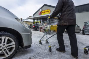 Į Lenkiją ieškoti pigesnių maisto prekių lekia ir kunigai