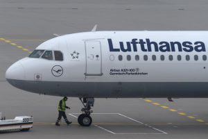 „Lufthansa“ pratęsė skrydžių į Tel Avivą sustabdymą