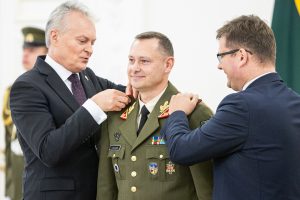 Prezidentas pulkininkui A. Alasauskui suteikė brigados generolo laipsnį