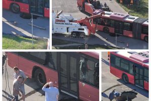 Sostinėje atsivėrusioje įgriuvoje įstrigo autobusas