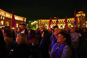 Armėnijoje tūkstančiai žmonių mitingavo prieš premjerą