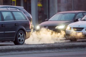 Parlamente – siūlymas aplinkosaugininkams tikrinti mažiau automobilių dėl taršos