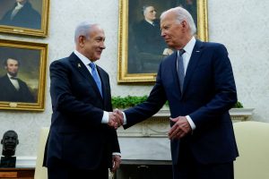 J. Bidenas telefonu kalbėjosi su B. Netanyahu