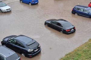 Liūtis dalį Kauno pavertė Venecija: nuplautas tilto šlaitas, Šilainiuose išstumti šulinių dangčiai