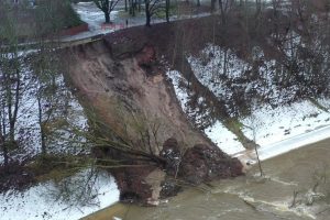 Tauragėje – pavojinga šlaito nuošliauža, šaukiama ekstremalių situacijų komisija