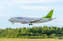 Latvijos valdančioji koalicija nesiryžo nušalinti „Air Baltic“ vadovo