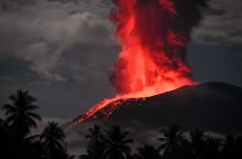 Po ugnikalnio išsiveržimo Indonezijoje evakuojami tūkstančiai žmonių